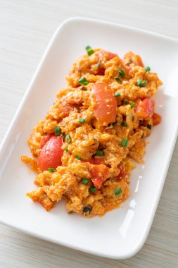 Yumurtalı sahanda domates ya da domatesli omlet - sağlıklı besin tarzı