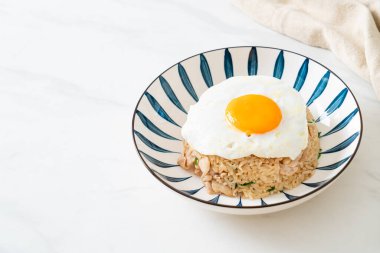 Japon usulü kızarmış pilav ve kızarmış yumurta. Asya usulü.