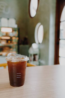 Buzlu americano kahvesi ya da kafeteryadaki uzun koyu kahve bardağı.