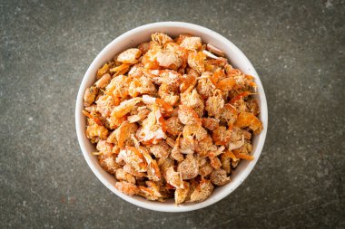 Kurutulmuş karides ya da kase içinde kurutulmuş tuzlanmış karides.