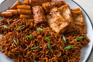 Odeng ve Omuk 'lu Jajangmyeon ya da Jajangmyeon - Kore usulü fasulye soslu balık köfteli Kore eriştesi - Kore yemeği tarzı