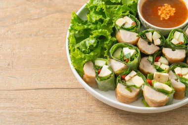 Vietnam köftesi dürümü veya Vietnam salatası dürümü veya Namnueng veya Nem Nuong - Asya yemeği tarzı