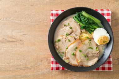 Domuz etli ve yumurtalı erişte çorbası ya da Tonkotsu eriştesi Japon yemeği tarzı.