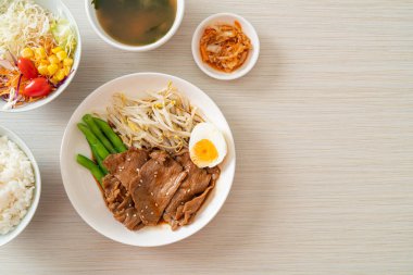 Susamlı teriyaki domuz kızartması, fasulye filizi, haşlanmış yumurta ve pirinç seti - Japon yemek tarzı.