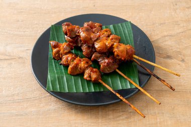 Izgara tavuk şişi, Asya sokak yemeği tarzı.