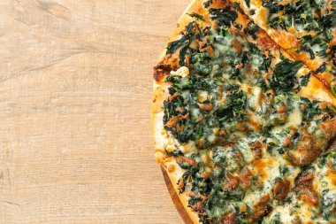 Tahta tepside ıspanaklı ve peynirli pizza. Vejetaryen ve vejetaryen yemek tarzı.