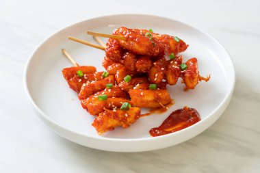 Kore usulü baharatlı soslu kızarmış Kore pirinç keki (Tteokbokki).