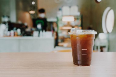 Buzlu americano kahvesi ya da kafeteryadaki uzun koyu kahve bardağı.