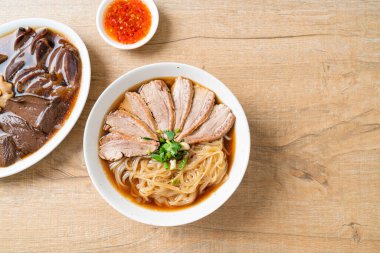 Ördek çorbalı ördek eriştesi. Asya usulü.