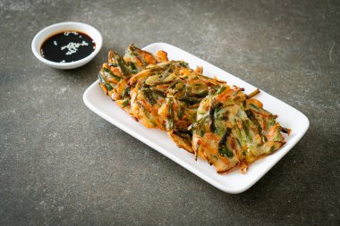 Pajeon veya Kore gözlemesi veya Kore pizzası - Kore geleneksel yemek tarzı