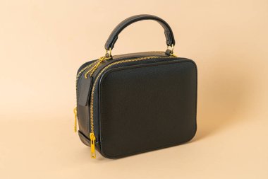 Güzel kadın siyah deri moda çantası.