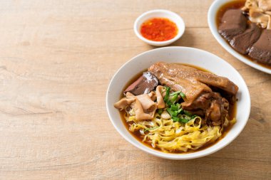 Kahverengi çorbada haşlanmış ördek ve haşlanmış yumurtalı şehriye Asya yemeği.