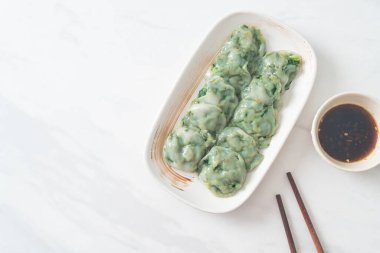 Soslu buğulanmış frenk soğanı. Asya usulü.