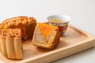 Çin ay pastası durian ve yumurta sarısı aromalı ahşap tabakta çay.