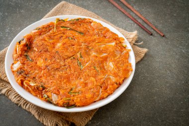 Kore kimçili krep ya da Kimçijeon - Kızarmış yumurta, kimçi ve un - Kore yemeği tarzı