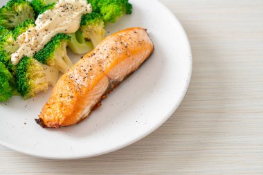 Brokolili ızgara somon bifteği. Sağlıklı yemek tarzı.