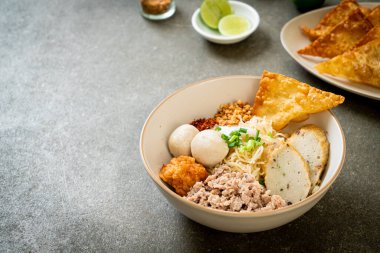 Balık köfteli baharatlı erişte ve çorbasız karides köftesi. Asya usulü.