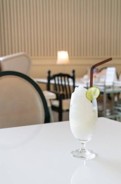 Kafe ve restoranda limonlu buzlu içecek bardağı.