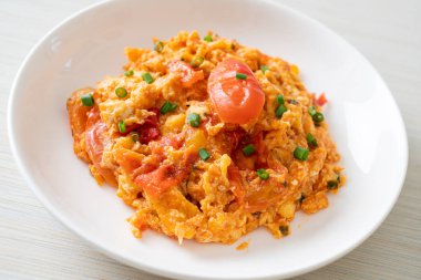 Yumurtalı sahanda domates ya da domatesli omlet - sağlıklı besin tarzı