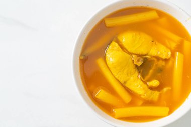 Nilüfer saplı ve balıklı ekşi çorba - Tayland güneyin geleneksel yemek tarzı