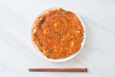 Kore kimçili krep ya da Kimçijeon - Kızarmış yumurta, kimçi ve un - Kore yemeği tarzı