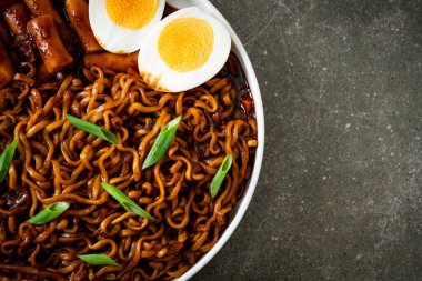Jjajang Rabokki - Kore hazır eriştesi veya Kore pirinçli Ramyeon veya Tteokbokki ve siyah fasulye soslu yumurta - Kore yemeği tarzı