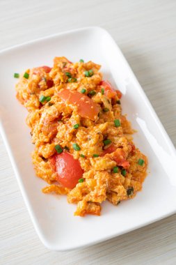 Yumurtalı sahanda domates ya da domatesli omlet - sağlıklı besin tarzı