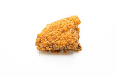 Kızarmış tavuk beyaz arka planda izole edilmiş