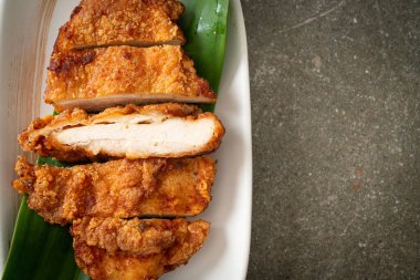 Yapışkan pirinç ve baharatlı tatlı soslu kızarmış tavuk.