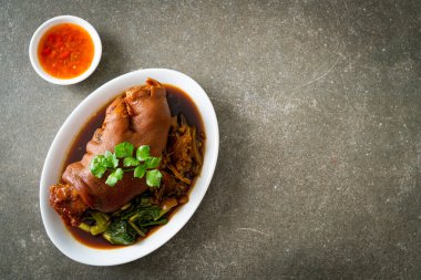 Domuz budu yahnisi ya da domuz budu - Asya yemeği tarzı