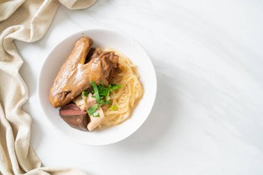 Yumurtalı erişte, kurutulmuş ördekle servis edilir. Asya usulü.