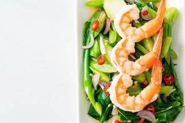 Karidesli baharatlı Çin Kale Salatası - Asya usulü