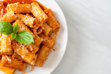 Domates soslu ve peynirli Rigatoni makarnası - geleneksel İtalyan makarnası