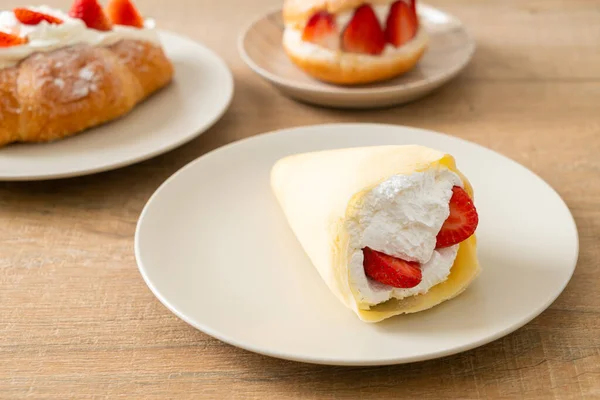 Taze çilek ve taze krep.