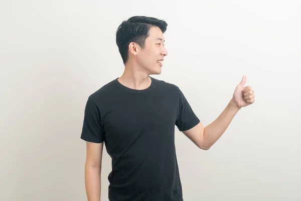 Porträt Junger Asiatischer Mann Daumen Hoch Oder Handzeichen Auf Weißem — Stockfoto