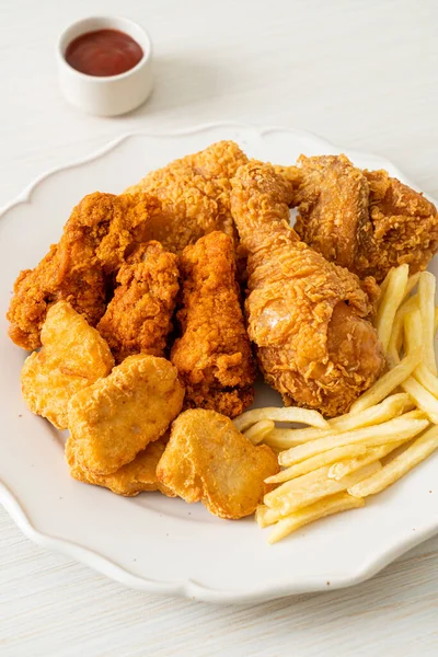 Poulet Frit Avec Des Frites Des Pépites Dans Assiette Nourriture — Photo