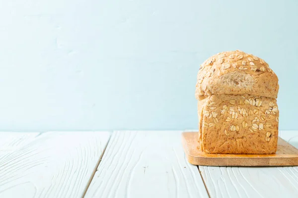 Pão Integral Fatiado Uma Mesa Madeira — Fotografia de Stock