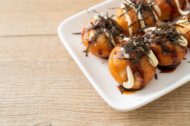 Takoyaki köftesi ya da ahtapot köftesi - Japon yemeği tarzı.
