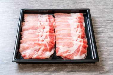 Dilimlenmiş taze domuz filetosu.