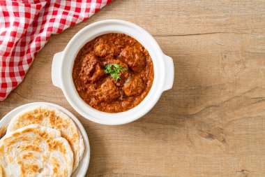 Hint usulü tavuk tikka masala baharatlı körili et yemeği roti veya naan ekmeği.