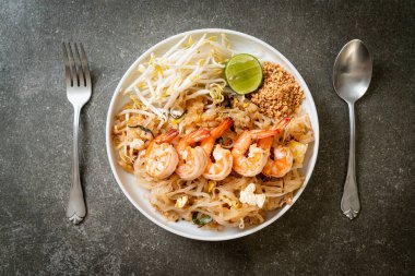 Karides ve lahanalı kızarmış şehriye ya da Pad Thai - Asya yemeği tarzı