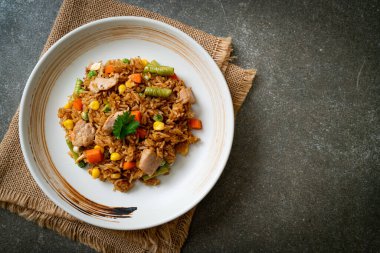 Domuz eti ve sebzeli pilav.