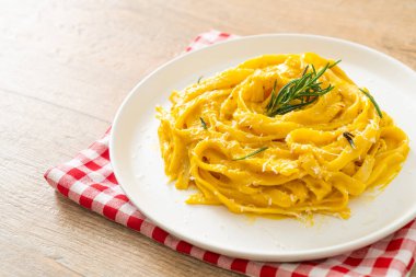 Fettuccine spagetti ve tereyağlı krema soslu makarna.