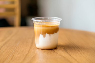 Kirli Kahve - Kahve ve restoranda soğuk taze sütle karıştırılmış bir bardak espresso.