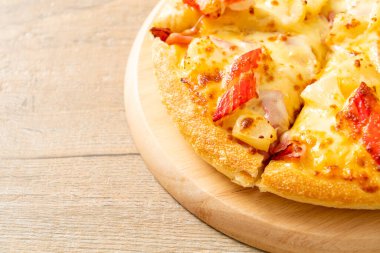 jambonlu ve yengeçli pizza veya Hawaii pizzası.