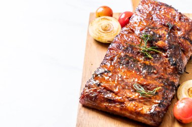 Izgara ve ızgara domuz pirzolası.