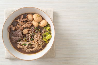 Domuz etli Tayland eriştesi, yahni, köfte ve domuz ciğeri kanlı çorba Tayland eriştesi usulü.