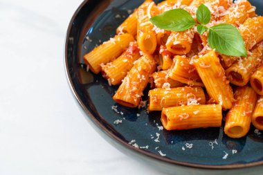 Domates soslu ve peynirli Rigatoni makarnası - geleneksel İtalyan makarnası