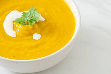 Beyaz kasede kabak çorbası - vejetaryen ve vejetaryen yemek tarzı