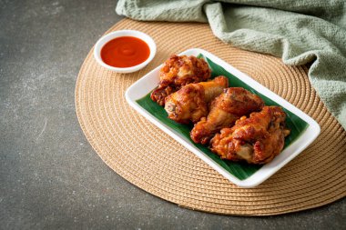 Balık soslu kızarmış tavuk budu.